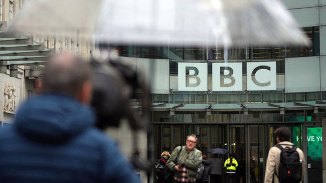 Би Би Си е изправена пред сериозен финансов и стратегически