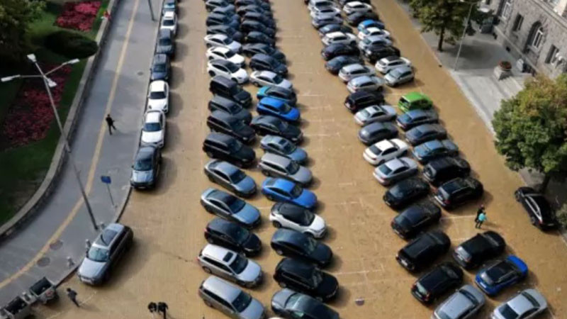 В синьо-розовата мъгла на София: Ще ви правят паркинги, ама друг път!*