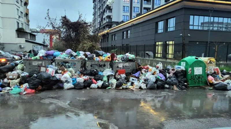 Люлин продължава да тъне в боклук, контейнерите преливат с дни