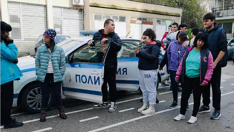 Варненски полицаи подариха на деца усмивки и нови знания за безопасността за движение по улиците