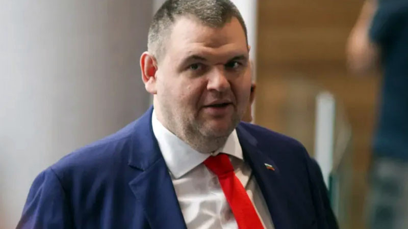 Пеевски към кметовете и общинските съветници от ДПС: Не пипайте местните данъци и такси една година