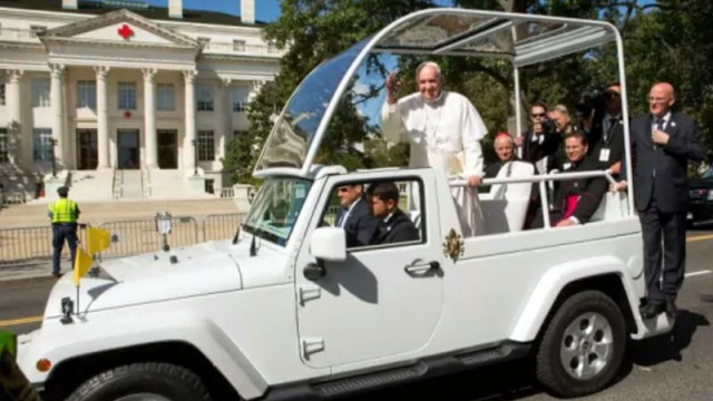 Папамобилът на покойният папа Франциск е превърнат в мобилна клиника за децата в Газа