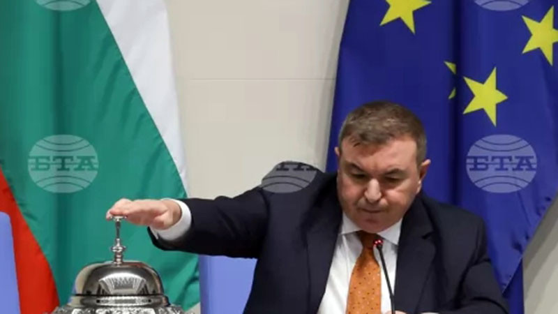 Заседанието на парламента беше подновено и веднага след това закрито