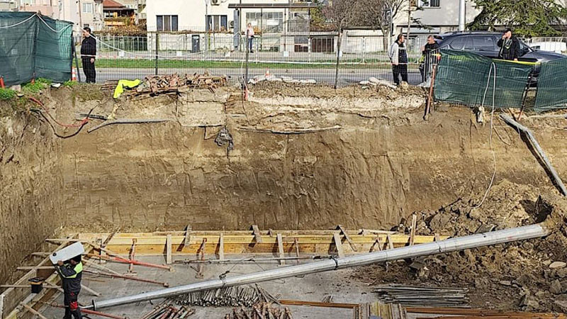 Спешно укрепват изкоп в "Аспарухово", след като пропадна стълб от тролейбусната мрежа