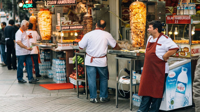 Общо 154 работници от една и съща строителна фирма са