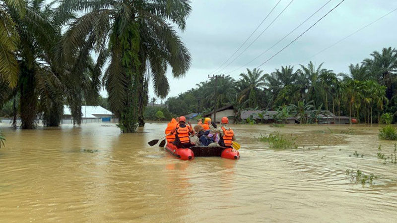 Броят на жертвите от наводненията и свлачищата в Индонезия скочи до 303