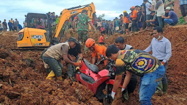 Броят на жертвите от наводненията и свлачищата в Индонезия достигна