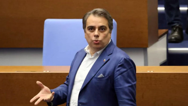 Асен Василев предупреди за "взривяване на страната", ако Борисов не изтегли бюджета