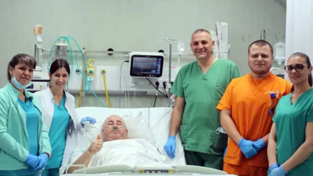 Екип от кардиохирурзи гръдни хирурзи реаниматори и специалисти по образна