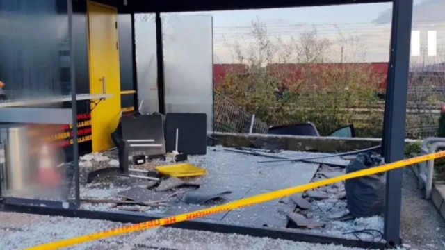 Кола връхлетя в заведение във Враца. Двама са постарадали