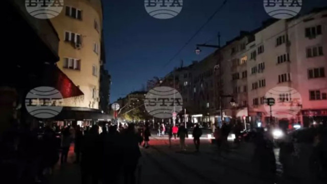 Погром в София! Без ток е част от центъра на града, запалиха кабелен колектор