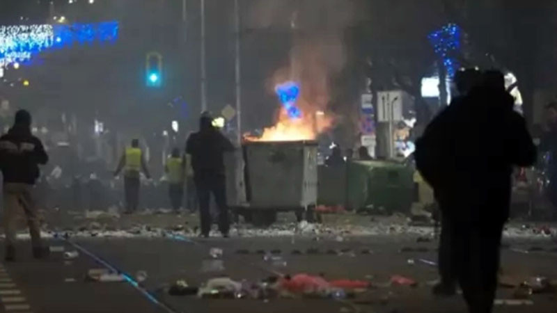 Цяла нощ общински служители почистваха центъра на София, където късно