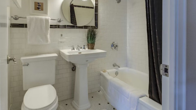 Изборът на мебели за баня за семейство с деца изисква