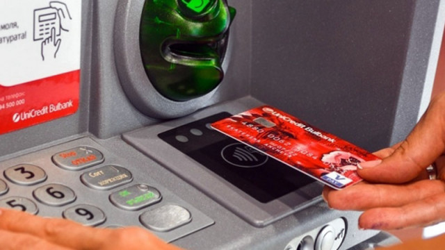 6 години затвор за банкова касиерка, източила над 350 хил. лв.