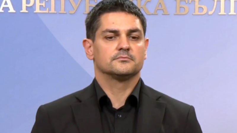 Радостин Василев също поиска оставката на правителството