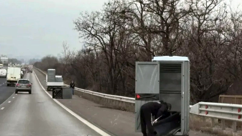 Химически тоалетни паднаха от камион на „Тракия“