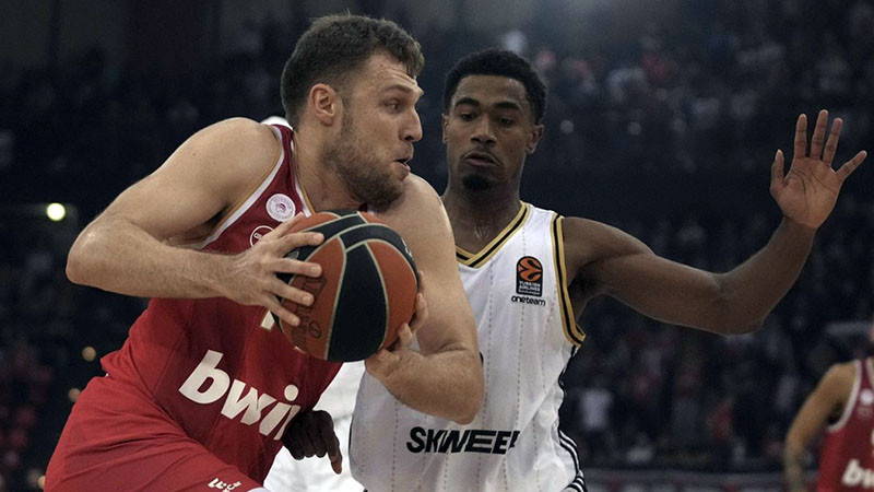 Отложиха двубой на Везенков заради порой и протекъл покрив