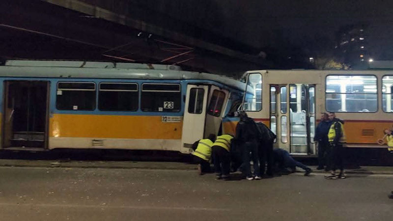 Два трамвая се блъснаха след забранен обратен завой на кола на столичен булевард