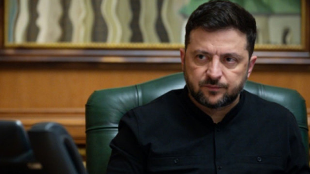 Ирландски военен кораб е забелязал пет дрона близо до въздушния