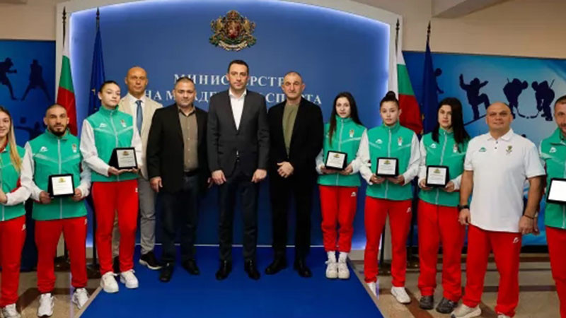 Министър Пешев награди призьорите от световните първенства по самбо