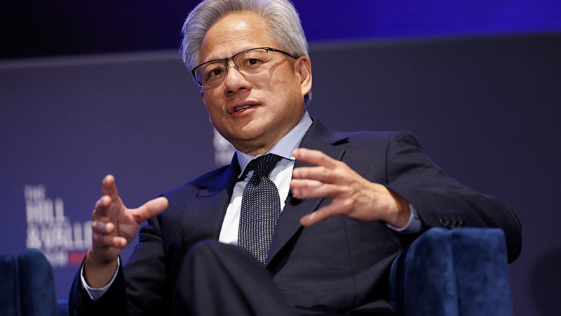 Шефът на Nvidia: AI няма да ви вземе работата - просто ще ви накара да работите повече