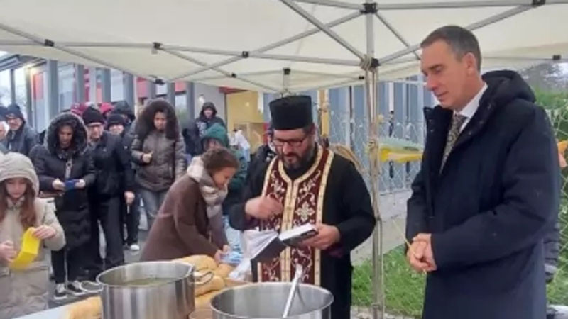 Никулден в Бургас: Риба, смелчаци в морето и истинско шоу по улиците