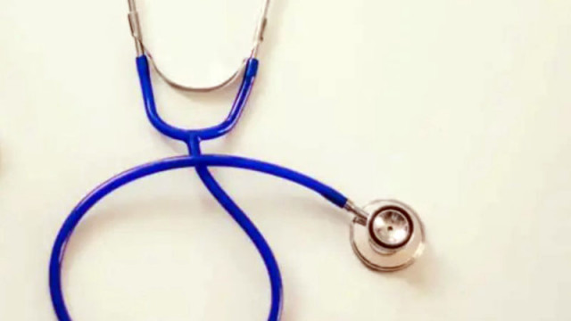 Бивш британски лекар от Обединеното кралство е изправен пред десетки