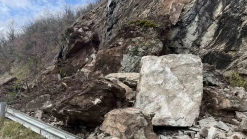 Свлачище затвори прохода Троян - Кърнаре в двете посоки