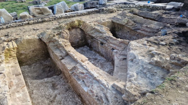 Върху античен мол и полукръгла обществена сграда с красив фонтан