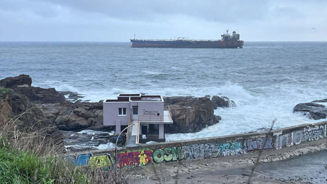 Евакуираха още четирима моряци с хеликоптер от танкера Кайрос който остава