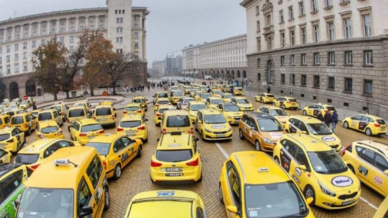 Най-малко 73 евроцента ще е дневната тарифа на такситата в София след Нова година