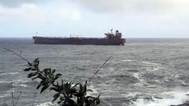 Пети ден удареният от украински дронове танкер Кайрос е край