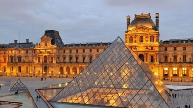 Лувърът: Всичко тече, но дали се променя?