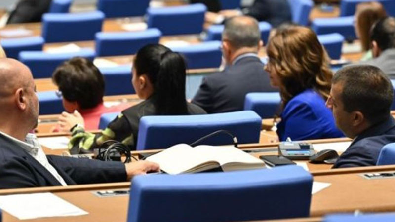 Парламентът отхвърли искане за изслушване на финансовия министър по гаранция за заем за Украйна