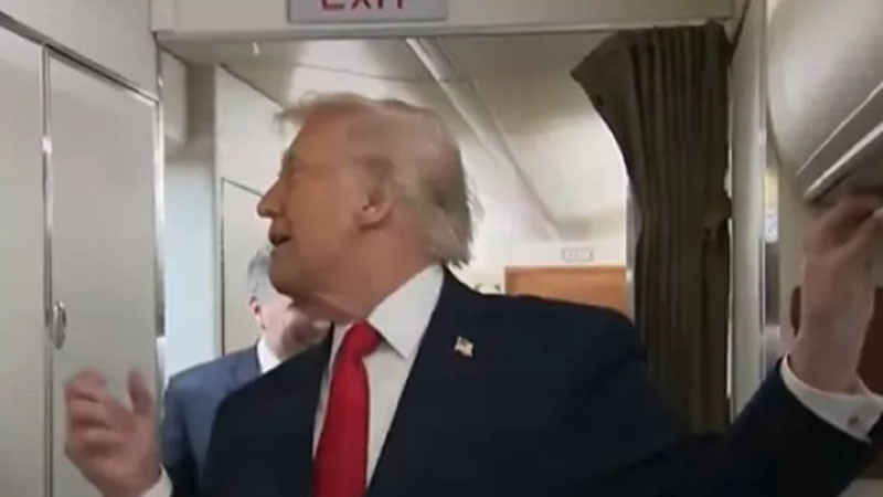 Бутнаха Тръмп с вратата на тоалетната по време на среща с пресата в самолета му ВИДЕО