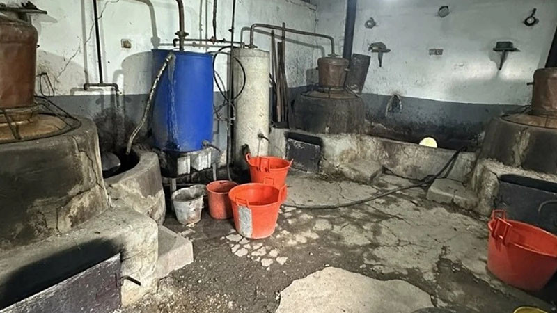 Митничари иззеха над 360 литра нелегална ракия и 3 казана във Варненско