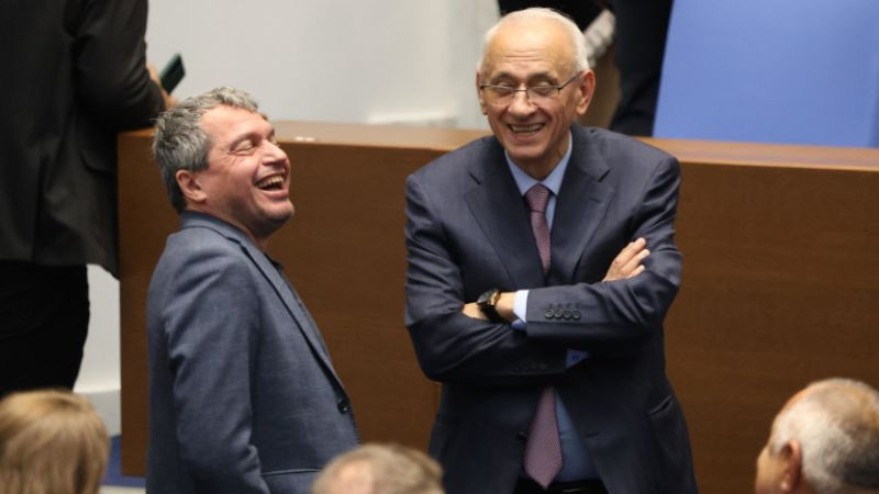 Силви Кирилов обеща "сериозен финансов ресурс" за специалистите по здравни грижи, но от догодина