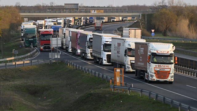 Около 30 километра е опашката от товарни автомобили на автомагистрала