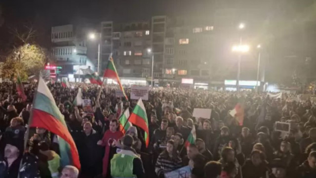 Протести срещу правителството се провеждат освен в София и в