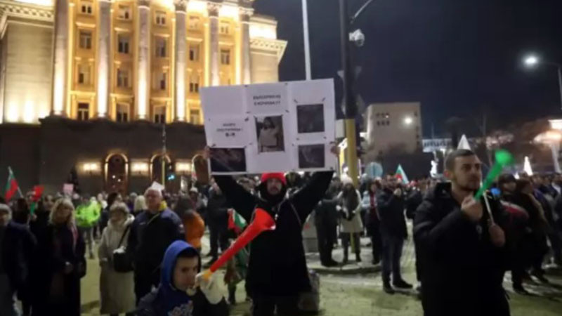 Драма на протеста в София, издирват две деца