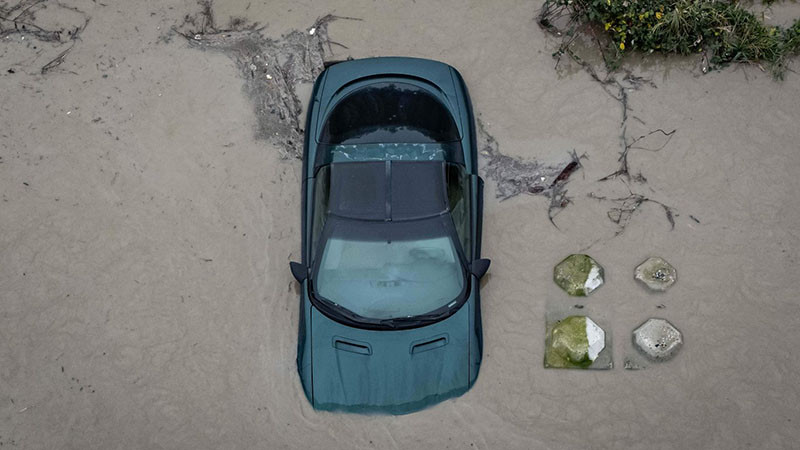 Градове под вода от Орегон до Канада, колите станаха лодки, тече евакуация