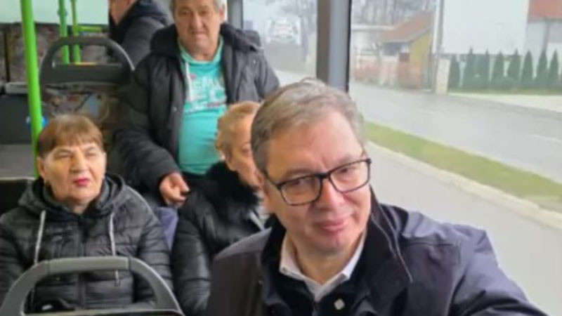 Вучич се качи в градския транспорт, за да покаже, че не се страхува от протестиращи