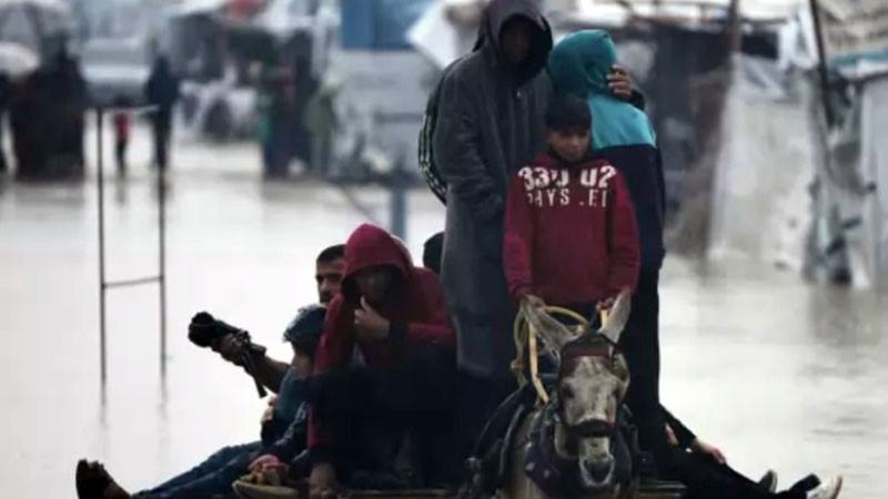 ООН: Стотици хиляди в Газа без дом са застрашени и от наводнения, блокирани са спешни помощи