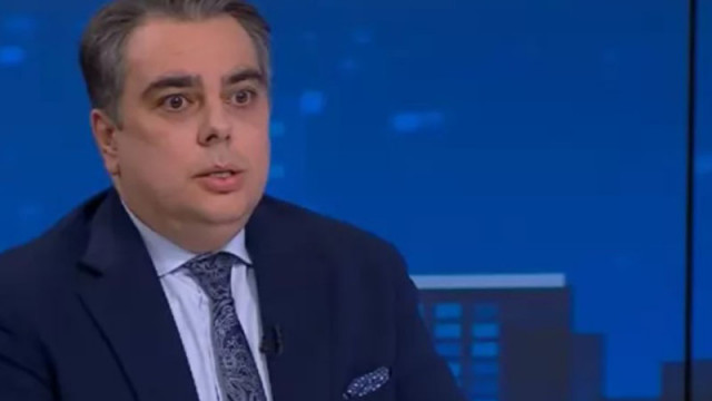 Няма учудени: Асен Василев поиска от хората на площада мандат за управление и пълно мнозинство в НС