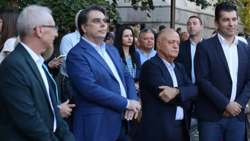 Когато на комунистите им замирише на власт, започват списъците