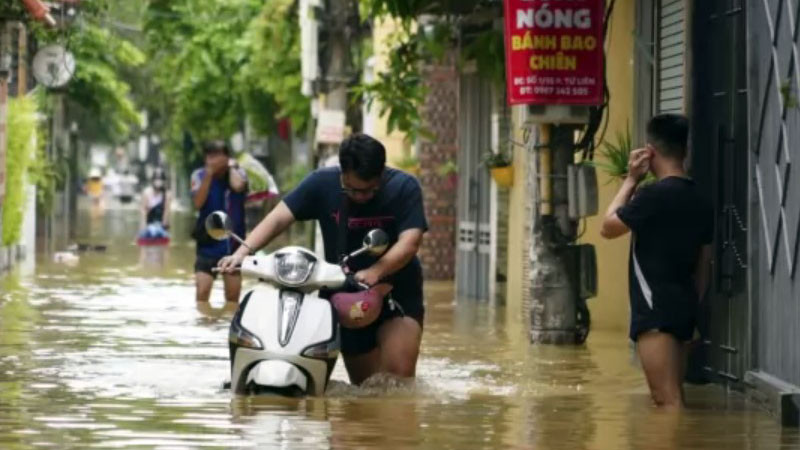 Воден ад в Индонезия: Наводненията и свлачищата убиха над хиляда души