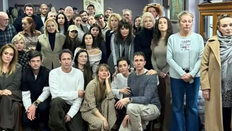 Мариан Бачев искал да уволни директора на Народния театър в последната минута. Трупата го защити!