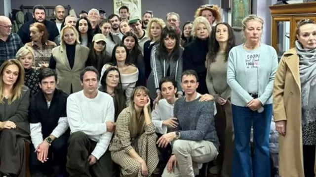 Актьорите от творческия състав на Народния театър Иван Вазов излязоха