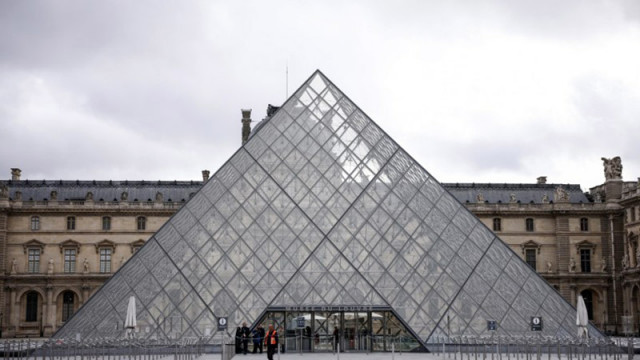 Служителите в Лувъра започват стачни действия  Това е поредният удар