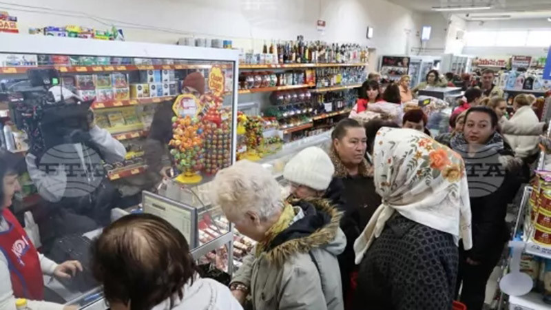 Разграбиха за минути евтините стоки в първия "Магазин за хората", открит в Куклен